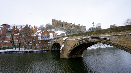 Obraz premium Beautiful Framwellgate Bridge over the River Wear with city view and Durham Cathedral during winter snow morning in Durham , United Kingdom : 1 March 2018