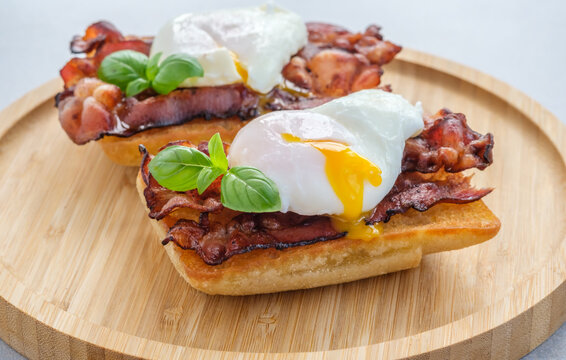 Sandwich with poached egg and bacon