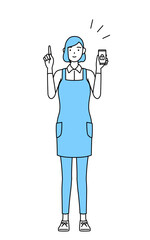 スマホのセキュリティ対策をするエプロンを着た女性