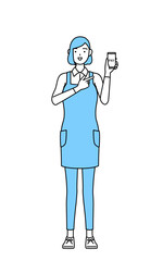 スマホのキャッシュレス・オンライン決済を勧めるエプロンを着た女性