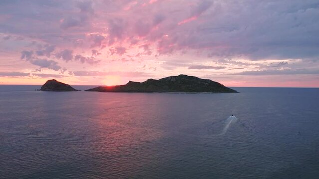 Vista a&eacute;rea con drone de una isla en el medio del oceano pacifico cerca del puerto de Mazatlan Sinaloa en M&eacute;xico 