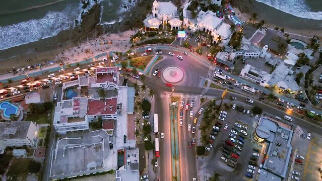 Vista a&eacute;rea con drone de una calle concurrida por carros al atardecer en el Puerto de Mazatl&aacute;n Sinaloa M&eacute;xico 