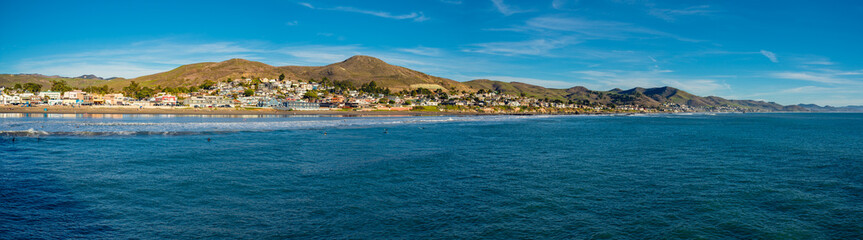 Fototapeta na wymiar Cayucos State Beach is right on the waterfront in the town of Cayucos, California. Panoramic view.