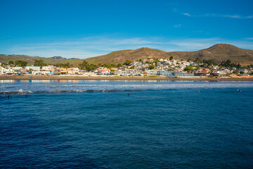 Fototapeta na wymiar Cayucos State Beach is right on the waterfront in the town of Cayucos, California