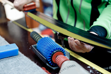 Process prepares sliding surface of cross-country skis for winter sports competitions, remove wax
