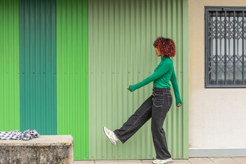 Obraz na płótnie Canvas afro girl walking on the street