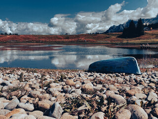 Alto Adige panorama lago montagna con barca 