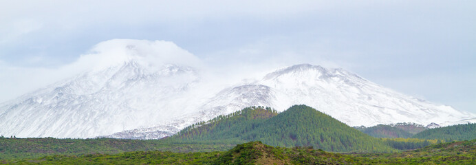 Il vulcano del monte Teide coperto di neve fotografato da uno dei mirador. Isola di Tenerife