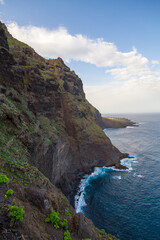 Fototapeta premium La strada panoramica che porta a Punta de Teno, nel parco rurale del Teno. Tenerife