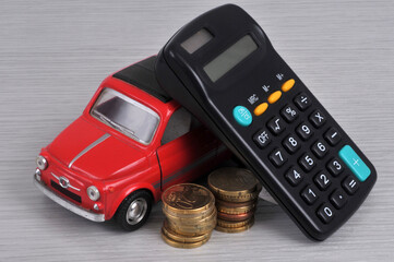 Concept de budget voiture avec une calculatrice et des pièces de monnaie en euro