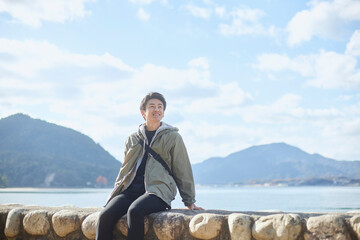 一人旅を楽しむ日本人の男性