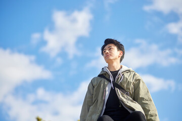 一人旅を楽しむ日本人の男性