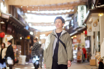 一人旅を楽しむ日本人の男性