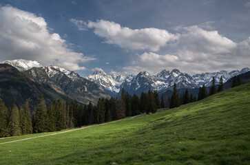 widok na Tatry Wysokie z Rusinowej Polany w Tatrach