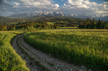 widok na Tatry Bielskie w Łapszance w trakcie burzy