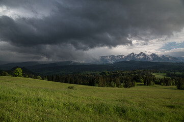 widok na Tatry Bielskie w Łapszance w trakcie burzy