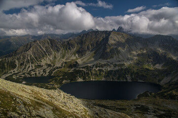 Fototapeta na wymiar widok na Dolinę pięciu Stawów ze szczytu na Szpiglasowym Wierchu w Tatrach Wysokich