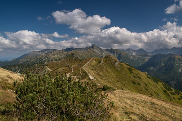 widok na Tatry Wysokie i Czerwone Wierchy jesienią © lukasz.hemka