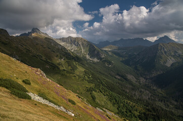 widok na Tatry Wysokie i Czerwone Wierchy jesienią