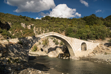 Benje Permet, Albania, widok na stary osmański most - obrazy, fototapety, plakaty