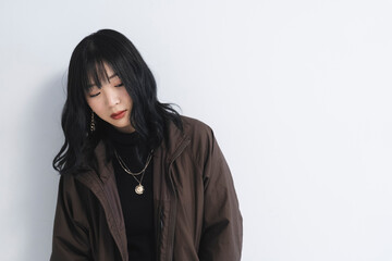 ストリートファッションの若い女性