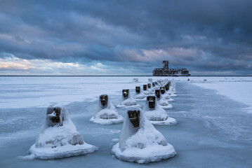 zimowy widok na torpedownię w Babich Dołach w Gdyni, morze Bałtyckie - obrazy, fototapety, plakaty