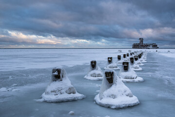 zimowy widok na torpedownię w Babich Dołach w Gdyni, morze Bałtyckie