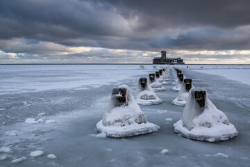 zimowy widok na torpedownię w Babich Dołach w Gdyni, morze Bałtyckie