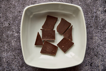 tabliczki czekolady w białej misce 