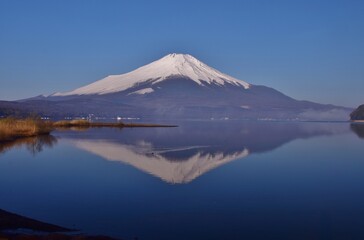 Fototapeta na wymiar 山中湖より望む富士山