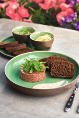 Beef tartare with arugula and black bread