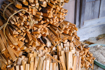 古民家の軒先に積まれた薪