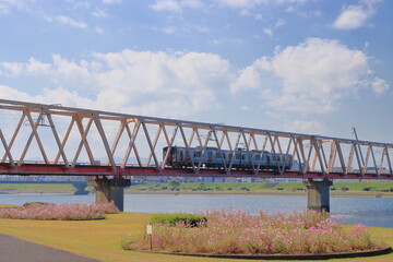 Fototapeta premium 河川敷を通る列車