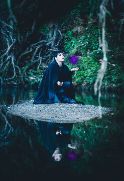 un hombre vampiro mago en un bosque eurpeo.