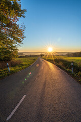 Straße im Gegenlicht