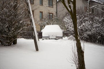 samochód przysypany śniegiem 