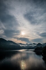 川俣湖（日光市）と太陽