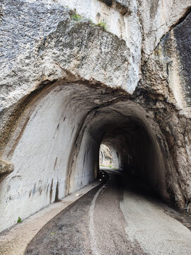 Gola del Furlo, riserva naturale statale. Antica galleria Romana