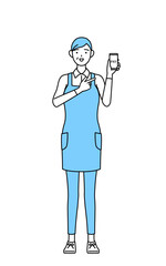 スマホのキャッシュレス・オンライン決済を勧めるエプロンを着たシニア女性