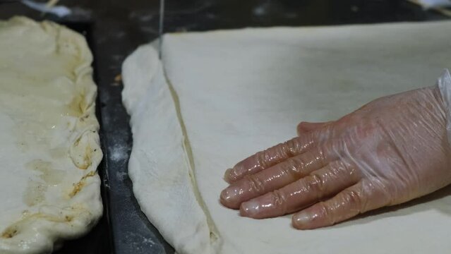 4k v&iacute;deo. Panadera cortando masa para hacer empanada