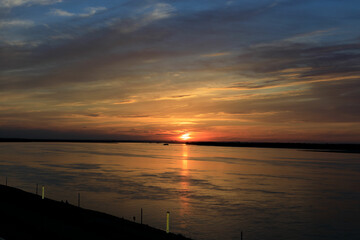 Obraz premium beautiful sunset on the embankment of light yar river volga russia