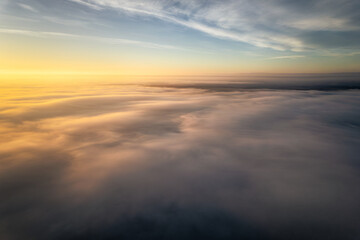 Fototapeta na wymiar Mar de nubes durante el amanecer