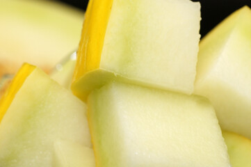 Gelbe Honigmelone freigestellt auf schwarzem Hintergrund