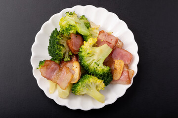 ブロッコリーとベーコンのガーリックソテー