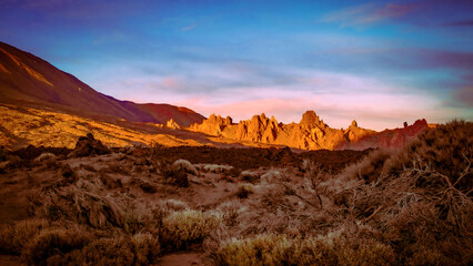 Im Nationalpark El Teide  auf Teneriffa Felsen in der untergehenden Sonne  
