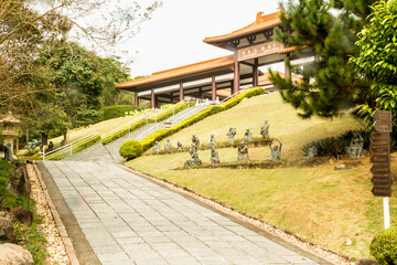Obraz premium Templo Zu Lai arquitetura com colunas e portal. Município de Cotia, São Paulo, Brasil. 