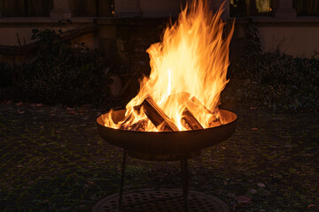 Nächtliches Feuer in einer Eisenschale, Schweiz