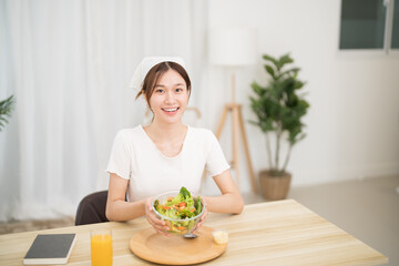Obraz na płótnie Canvas Asian woman dieting Weight loss eating fresh fresh homemade salad healthy eating concept