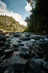 Agua y piedras en el rio