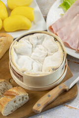 fromage Mont d'or en gros plan sur une table	